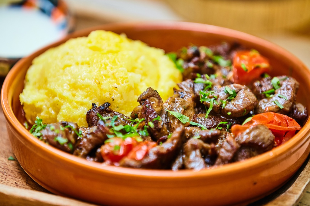 Pastrami de cordero con polenta