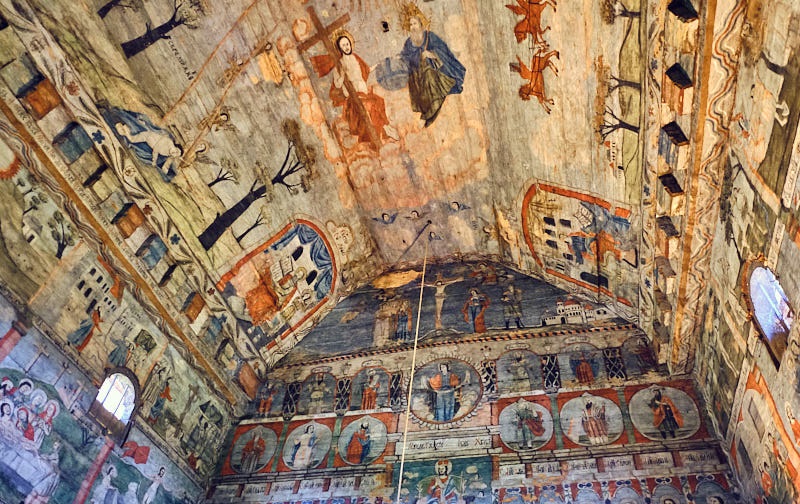 Interior de una Iglesia de Madera
